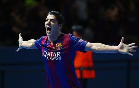 Luis Suarez celebrates scoring the second goal for Barcelona. Reuters / Michael Dalder