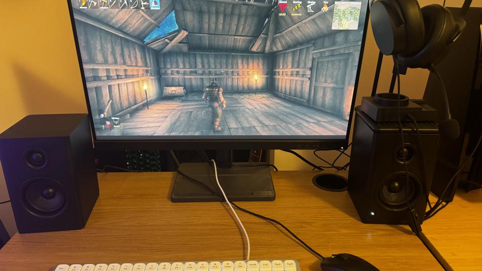 Τα ηχεία NZXT Relay βρίσκονται και στις δύο πλευρές μιας οθόνης gaming σε ένα γραφείο