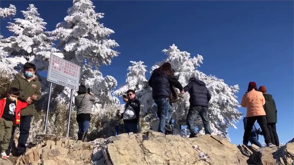 置身仙境！思源埡口飄雪了　中橫公路宛如穿上「冰腰帶」