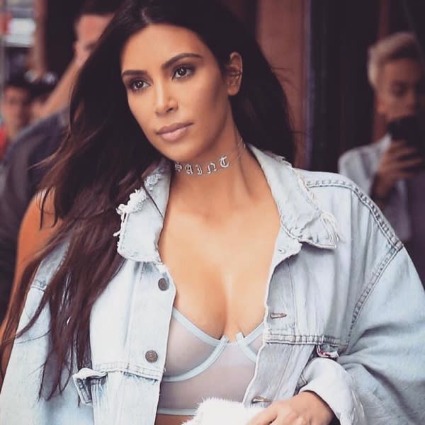 “Las blusas escotadas no solamente son agradables para la vista de uno, sino que además demuestran que ellas tienen confianza en su figura”, comentó a Yahoo el diseñador de 32 años, Román Mongoy López. Definitivamente, Kim Kardashian tiene mucha seguridad al lucir su cuerpo. - Foto: facebook.com/KimKardashian