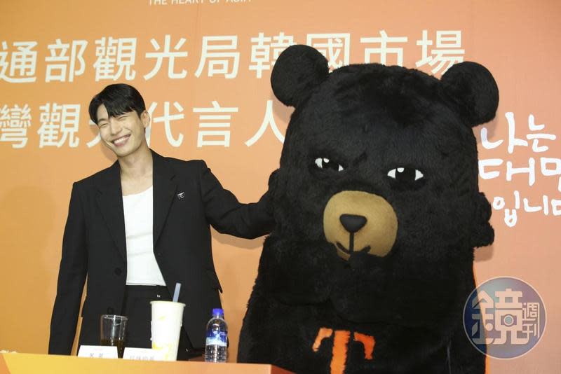韓星魏嘏雋以韓國地區台灣觀光代言人出席記者會，與觀光局「喔熊組長」玩得超開心。
