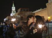 Revellers kiss during New Year celebrations in Moscow's Red Square January 1, 2014. REUTERS/Tatyana Makeyeva (RUSSIA - Tags: ANNIVERSARY SOCIETY CITYSCAPE)