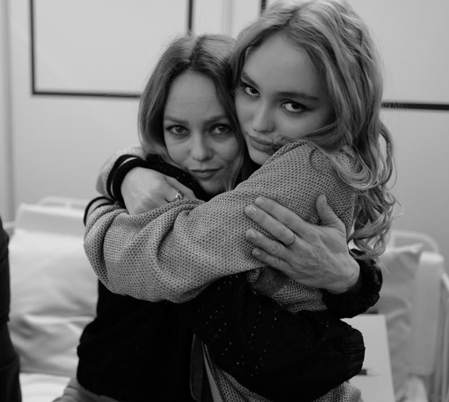 La ressemblance entre Vanessa Paradis et sa fille Lily Rose Depp a toujours été pointée du doigt, mais plus les années passent, plus elle est frappante. Marchant dans les traces de ses célèbres parents, elle est d'ores et déjà égérie Chanel, et possède un très beau début de carrière au cinéma. © Instagram Lily Rose Depp