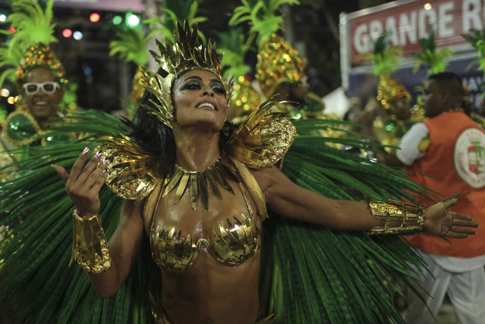 BRA302. RIO DE JANEIRO (BRASIL), 11/02/18.- Integrantes de la escuela de samba del Grupo Especial Grande Rio desfilan hoy, domingo 11 de febrero de 2018, en la celebración del carnaval en el sambódromo de Marques de Sapucaí en Río de Janeiro (Brasil). EFE/ Antonio Lacerda