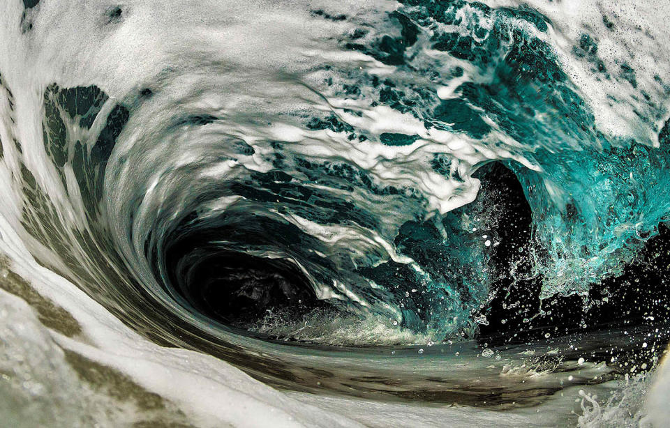 <p>A rolling wave during stormy conditions at the shore of the island of Oahu. (Photo: Marco Mitre/Caters News) </p>