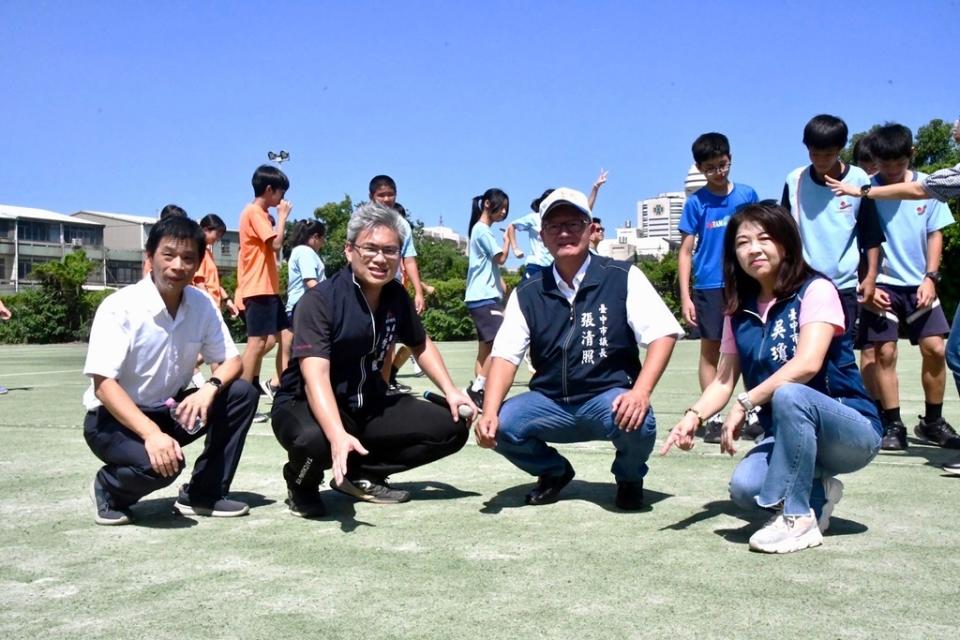 《圖說》台中市梧棲區曲棍球場年久失修，擔任台中市體育總會理事長的議長張清照、市議員吳瓊華和運動局長李昱叡實勘。