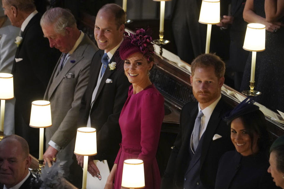 El príncipe Carlos de Inglaterra, el príncipe Guillermo y Kate, duquesa de Cambridge, el príncipe Enrique y Meghan, duquesa de Sussex, asisten a la boda de la princesa Eugenia y Jack Brooksbank en la Capilla de San Jorge, en el Castillo de Windsor, el viernes 12 de octubre del 2018 cerca de Londres, Inglaterra. (Owen Humphreys, Pool via AP)