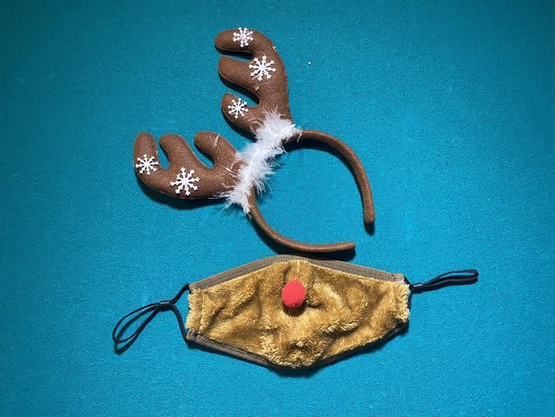 20) Rudolph Face Mask Set