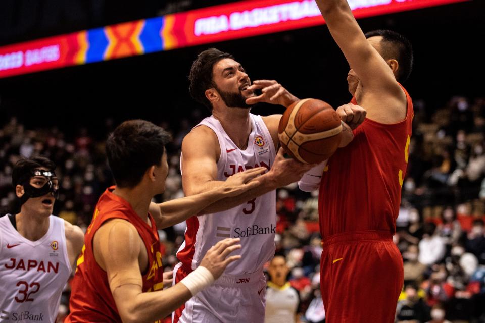 Japan's Luke Evans (C) tries to go to the basket during the basketball match between Japan and China in FIBA Basketball World Cup 2023 Asian Qualifiers at Xebio Arena of Sendai on November 27, 2021. (Photo by Philip FONG / AFP) (Photo by PHILIP FONG/AFP via Getty Images)