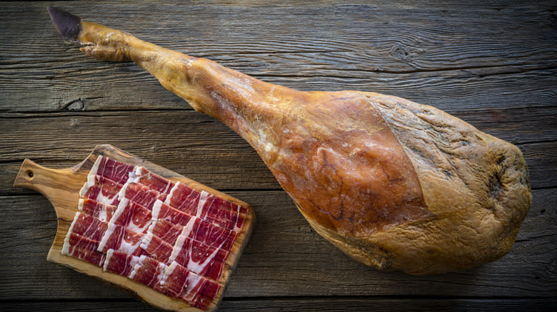 Jamón Ibérico leg and slices