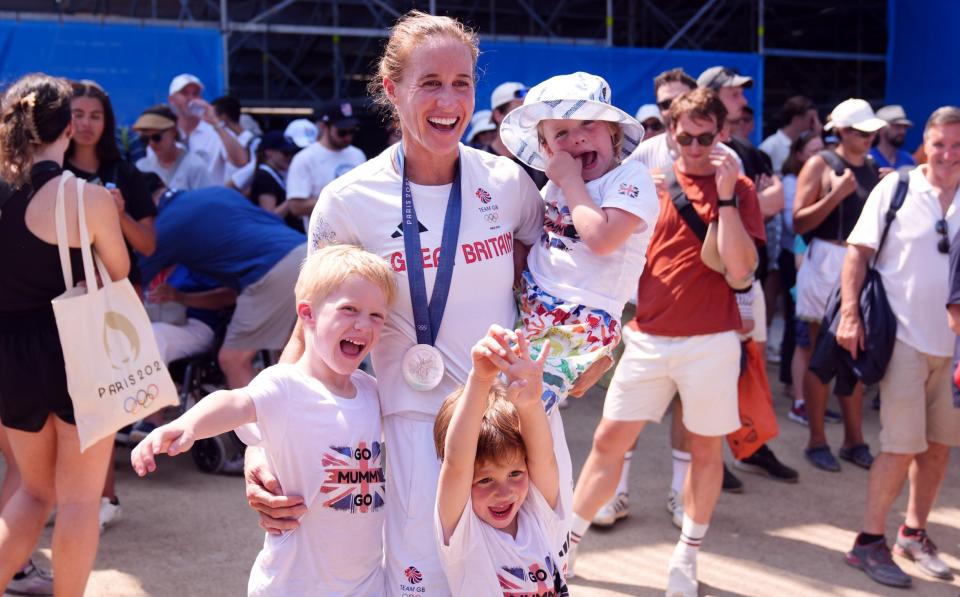 Helen Glover met haar kinderen - Helen Glover roept British Rowing op om moeders te helpen afslanken na medaillesucces in Parijs