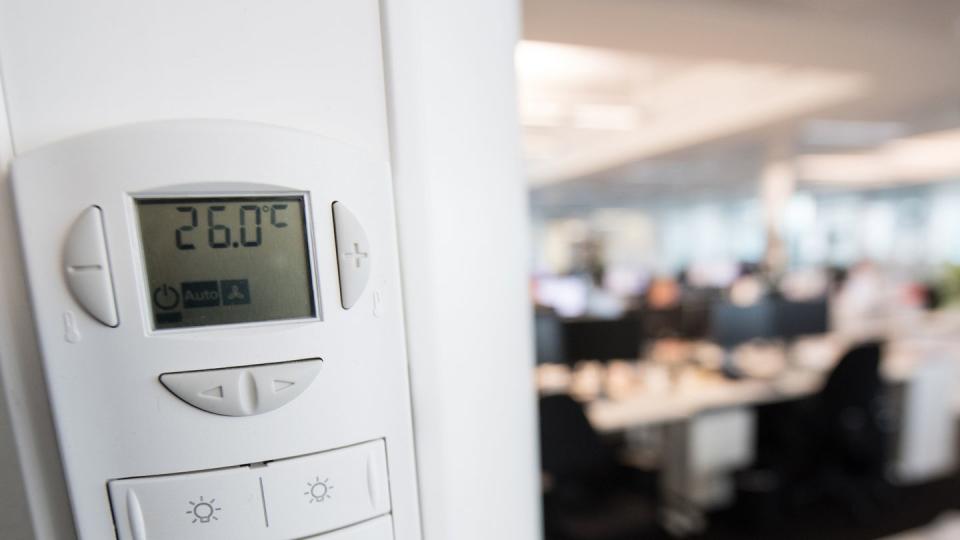 Ab jetzt wird es kritisch: Steigt das Thermometer im Büro über 26 Grad, sollte der Chef etwas tun. Nach Hause gehen dürfen Arbeitnehmer dann aber noch nicht.