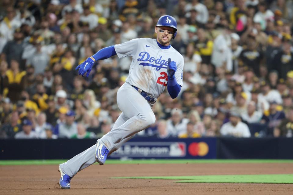 El jardinero izquierdo de los Dodgers de Los Ángeles, Trayce Thompson (25), corre a la tercera base durante el Juego 3 de la SDLN de 2023 contra los Padres de San Diego.