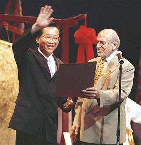 Dr. Hong, Tao-Tze, the leader of Tai Ji Men, is presented with a proclamation by the representative of Mayor Jeremy Harris of Honolulu in 2001, declaring September 16, 2001 as Tai Ji Men Qigong Academy and Dr. Hong Tao Tze Day in Honolulu.