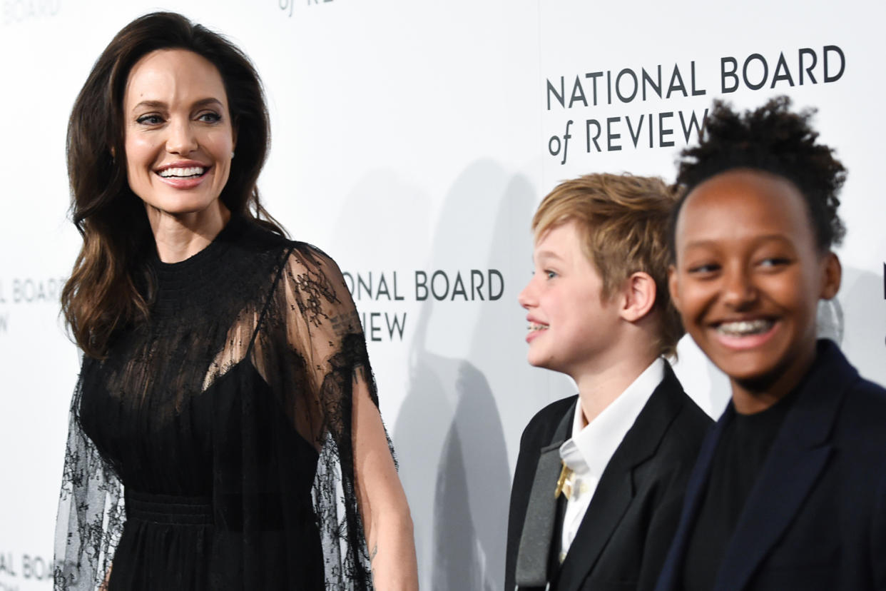 Angelina Jolie bringt ihren Töchtern Shiloh und Zahara (v.l.n.r.) Engagement bei. (Bild: AP Photo)