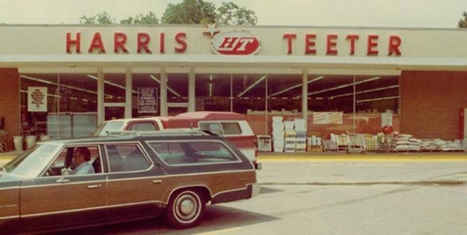 A Harris Teeter storefront similar to that which would have been used during the time the South Boulevard store was open