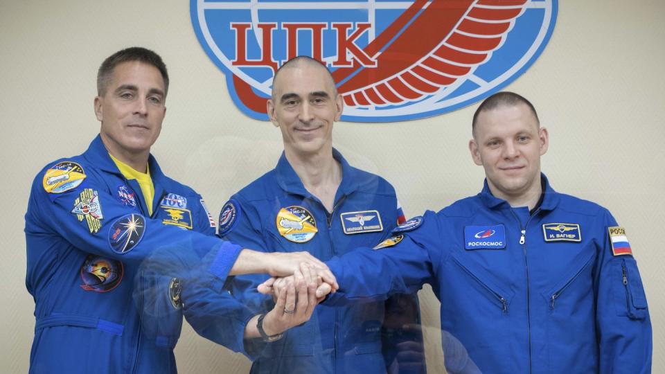 Nasa-Astronaut Christopher Cassidy (l) und die russischen Kosmonauten Anatoli Iwanischin (M) und Iwan Wagner bei einer Pressekonferenz im Weltraumbahnhof Baikonur hinter Schutzglas.