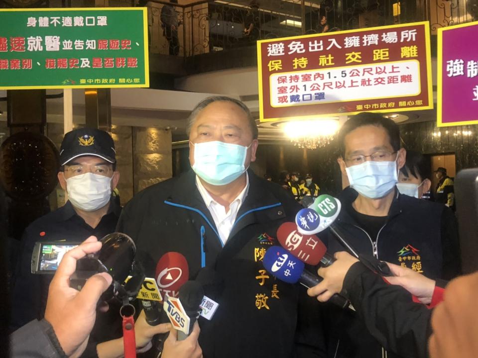 ▲台中市副市長陳子敬昨率隊到復業的各酒店稽查宣導防疫（圖／警方提供）