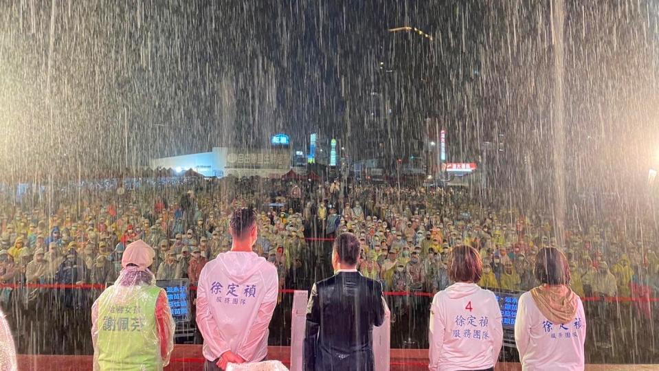 24日造勢晚會下起大雨，徐定禎一家堅持不穿雨衣和鄉親一同淋雨。翻攝徐定禎臉書