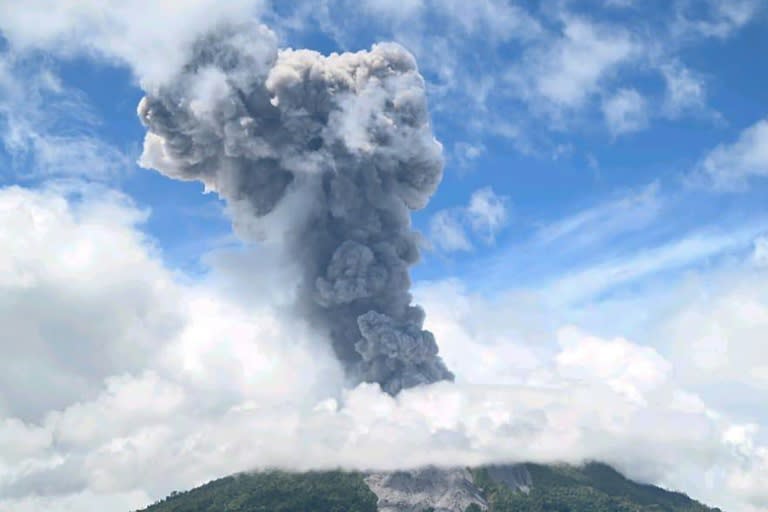 Photo diffusée par le Centre de volcanologie et d'atténuation des risques géologiques (PVMBG), le 8 mai 2024, du Mont Ibu crachant une épaisse fumée sur l'île de Halmahera, en Indonésie (Handout)
