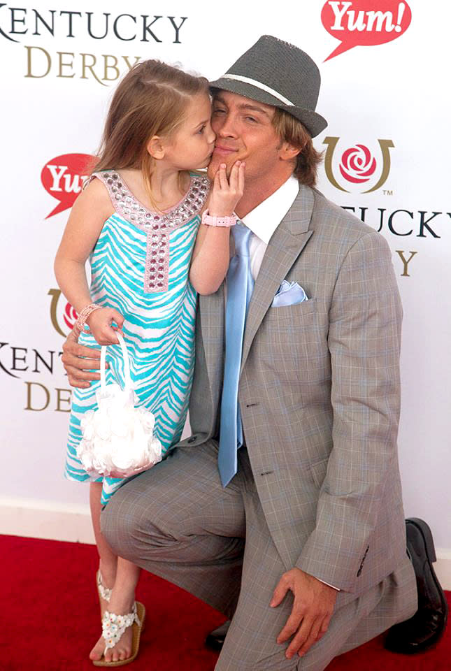 <p>It wasn’t easy, but somehow Birkhead was able to slow his daughter down long enough for the traditional photo to be taken of father and daughter sharing a kiss on the red carpet. (Photo: Joey Foley/FilmMagic) </p>