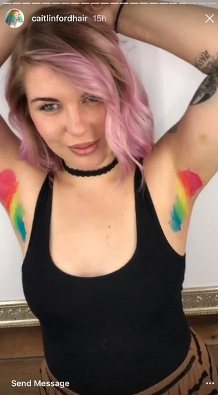 <p>Ford es una experta en teñidos de cabello fantasía y decidió aprovechar sus conocimientos para darle un toque de color y transgresión a las axilas de Lily, una clienta que quería algo divertido para presumir en el St. Louis Pride Fest, un festival que se celebra para conmemorar el Día Internacional del Orgullo Gay. Foto: <a rel="nofollow noopener" href="https://www.instagram.com/caitlinfordhair/" target="_blank" data-ylk="slk:Instagram.com/caitlinfordhair;elm:context_link;itc:0;sec:content-canvas" class="link ">Instagram.com/caitlinfordhair</a> </p>