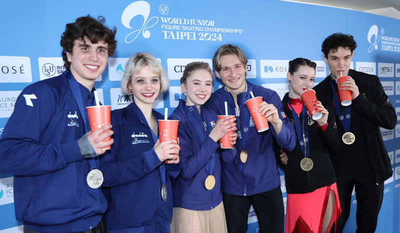 花滑世青賽美國冰舞組合奪冠　如願喝到珍奶 美國冰舞組合馬爾克洛夫（Artem Markelov）（右3） 與內塞特（Leah Neset）（左3）2日在台北成功拿下 2024世界青年花式滑冰錦標賽冰舞冠軍，賽後也如願 喝到台灣特色的珍珠奶茶，讓2人露出滿足笑容。 中央社記者張新偉攝　113年3月2日 