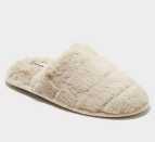 <p>Nada como llegar a casa y ponerte unas suaves pantuflas como estas. Kaila Faux Fur Scuff Slide Slippers, de dluxe by dearfoams. $15. <a href="https://goto.target.com/c/249354/81938/2092?subId1=PESPQuieresconvertirtucasaenunsantuariootoalAqutodoloquenecesitasyaguilarPonGal10456072202010I&u=https%3A%2F%2Fwww.target.com%2Fp%2Fwomen-s-dluxe-by-dearfoams-kaila-faux-fur-scuff-slide-slippers%2F-%2FA-79805038%3Fpreselect%3D79714807%23lnk%3Dsametab" rel="sponsored noopener" target="_blank" data-ylk="slk:target.com;elm:context_link;itc:0;sec:content-canvas" class="link ">target.com</a>. </p>