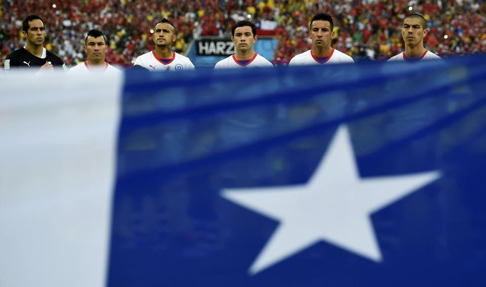 Chile's national soccer players sing the national anthem before their 2014 World Cup Group B soccer match against Spain at the Maracana stadium in Rio de Janeiro June 18, 2014. REUTERS/Dylan Martinez (BRAZIL - Tags: SOCCER SPORT WORLD CUP)