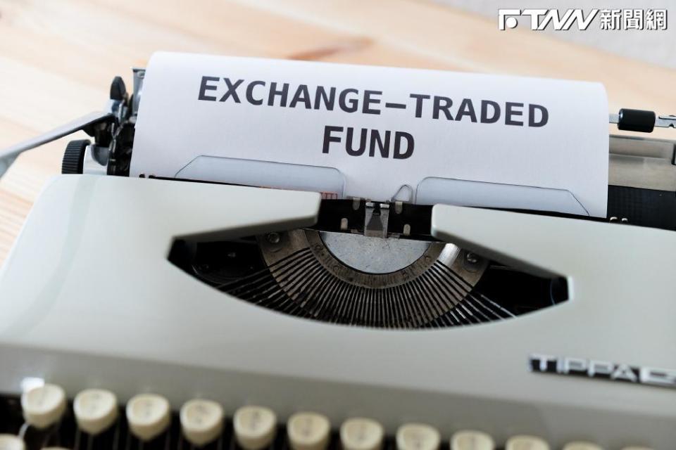 有網友發問遇到這種跌倒爆的情況，ETF「要用力補下去嗎？」