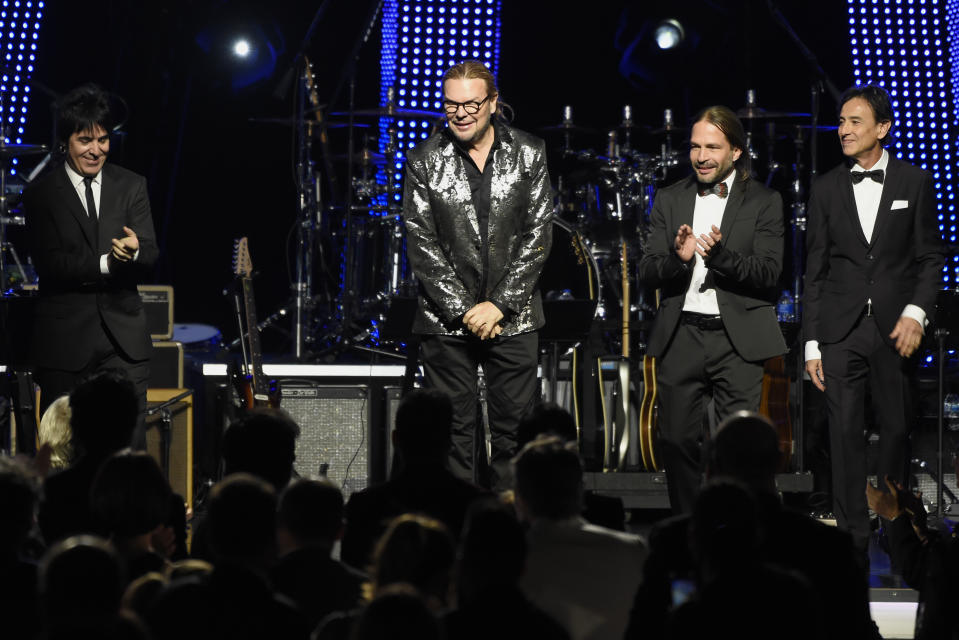 Alex González, a la izquierda, Fher Olvera, Sergio Vallín y Juan Calleros, del grupo de rock Maná, aparecen en el escenario antes del inicio de la ceremonia en su honor como Persona del Año de la Academia Latina de la Grabación, el miércoles 14 de noviembre del 2018 en el Centro de Eventos Mandalay Bay en Las Vegas. (Foto por Chris Pizzello/Invision/AP)