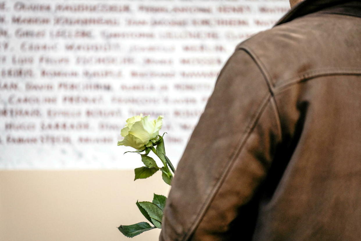 Hommage aux victimes du 13 novembre en 2022 devant la porte du grand café du Bataclan.   - Credit:XOSE BOUZAS / Hans Lucas / Hans Lucas via AFP