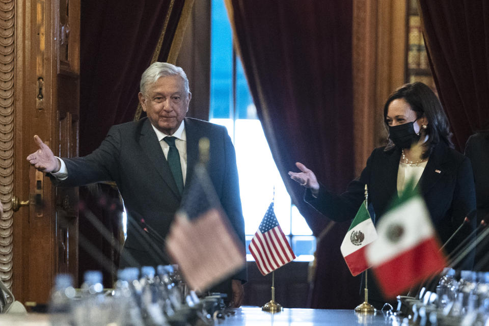 Andrés Manuel López Obrador y Kamala Harris este martes durante la reunión bilateral en el Palacio Nacional. (Photo: JACQUELYN MARTIN / AP)