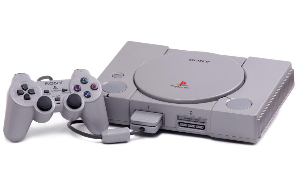 <p>Ende 1994 startete Quereinsteiger Sony mit seiner PlayStation-Konsole - sehr zur Überraschung der Platzhirsche Nintendo und Sega - in Japan durch. Der portable Massenspeicher CD, moderne 3D-Fähigkeiten und zahlreiche Exklusiv-Hits beschleunigten den Siegeszug des Systems. Der leicht zu knackende Kopierschutz dürfte wohl ebenfalls dafür gesorgt haben, dass die erste PlayStation über 102 Millionen Mal verkauft wurde. 2018 gab's ein "Classic"-Miniatur-Modell. (Bild: Sony)</p> 