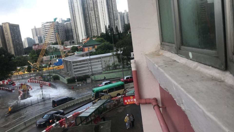 黃大仙有地底水管爆裂，龍翔道往觀塘部分行車封閉。(香港突發事故報料區(新版)@FB)