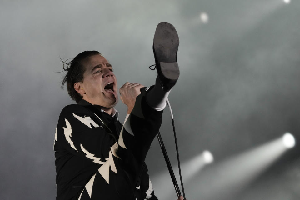 El vocalista Pelle Almqvist de la banda sueca de rock The Hives durante su concierto en el festival Corona Capital de la Ciudad de México el viernes 17 de noviembre de 2023. (Foto AP/Eduardo Verdugo)