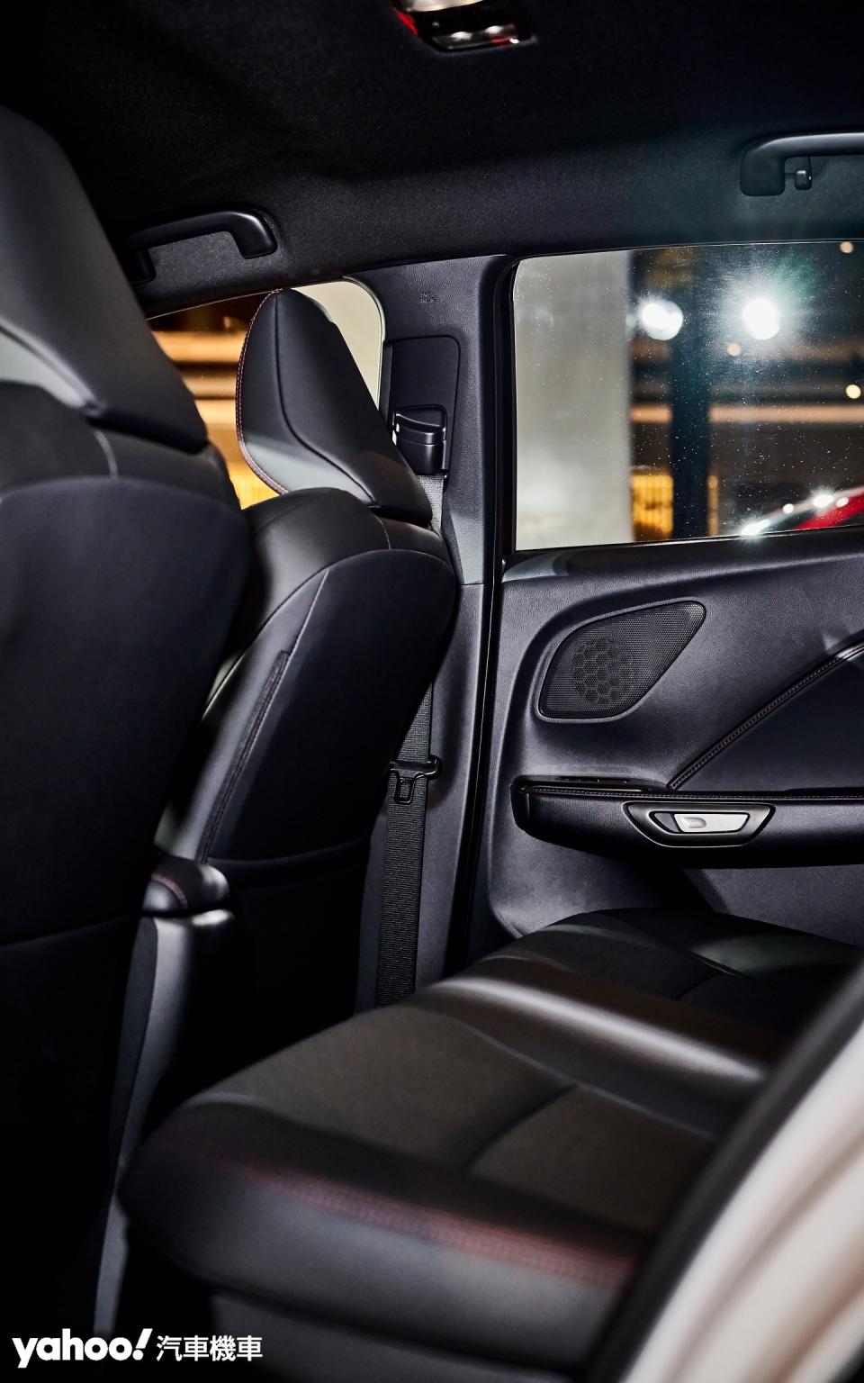 後排座椅除卻膝部空間較為侷限外，Lexus LBX在座椅角度、頭頂空間乃至於整體舒適性方面都保持水準之上。