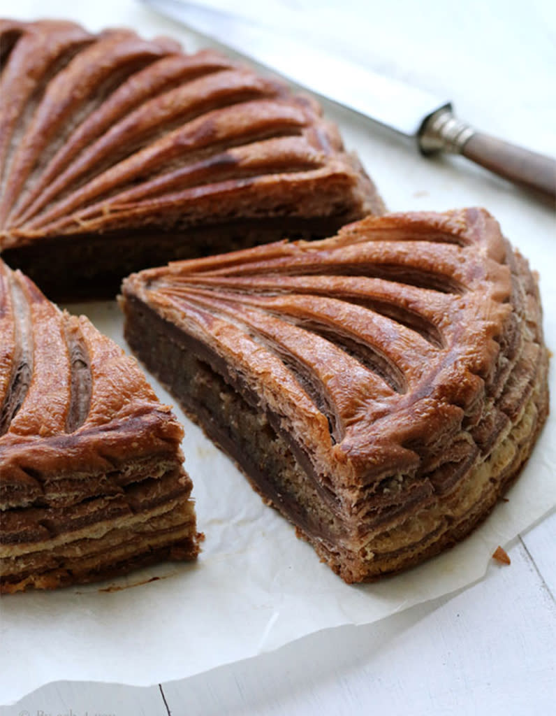 Galette des rois aux noisettes et pâte feuilletée au cacao