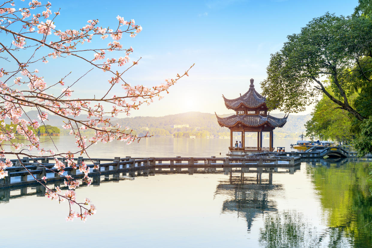 Beautiful architectural landscape in West Lake, Hangzhou. (Photo: Gettyimages)