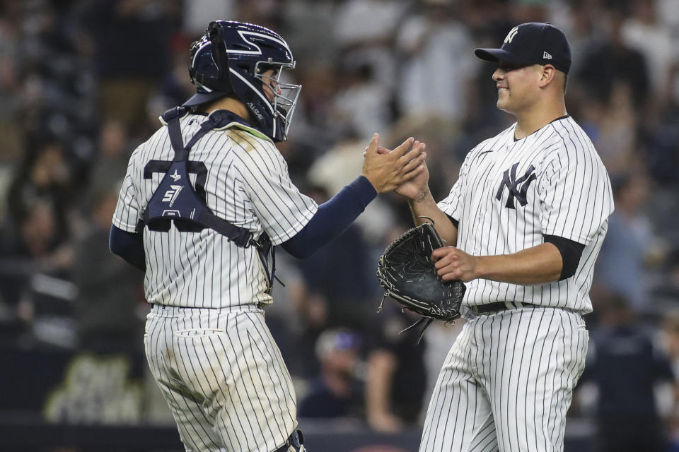 Pitcher Manny Banuelos (68) y el catcher José Trevino (39) se felicitan tras su victoria ante los Tigres de Detroit. Mandatory Credit: Wendell Cruz-USA TODAY Sports