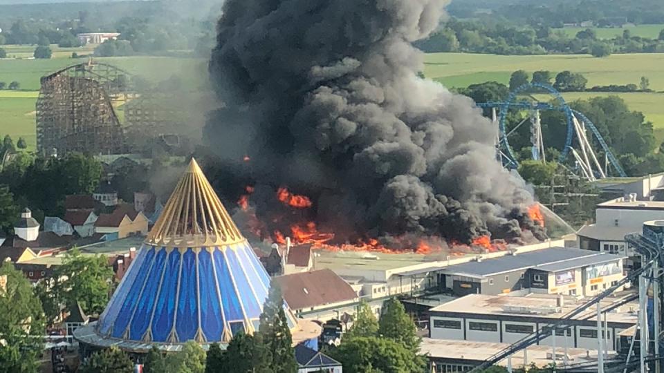 Eine schwarze Rauchsäule steigt über dem Europapark auf. Foto: Christine Gertler