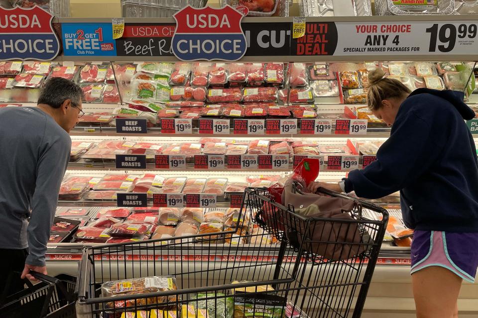 Потребители покупают мясо в продуктовом магазине Safeway в Аннаполисе, штат Мэриленд, 16 мая 2022 года, когда американцы готовятся к летнему шоку, поскольку инфляция продолжает расти. (Фото Джима УОТСОНА/AFP) (Фото Джима УОТСОНА/AFP через Getty Images)