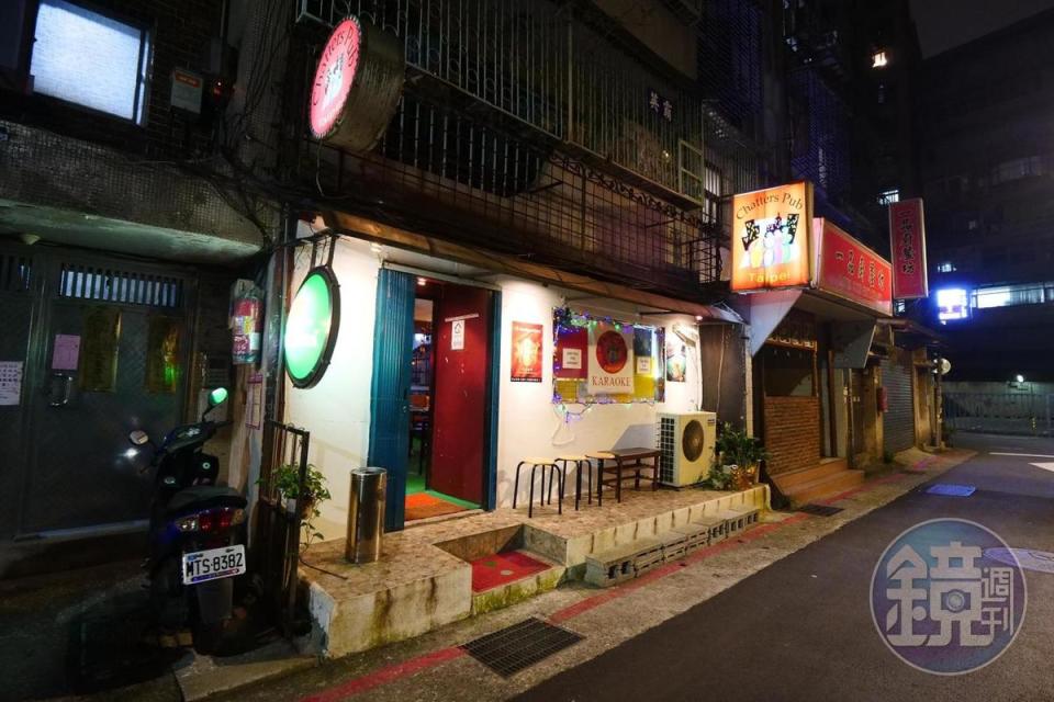 假日從中午開始到深夜，周圍巷弄的菲律賓酒吧會營業。
