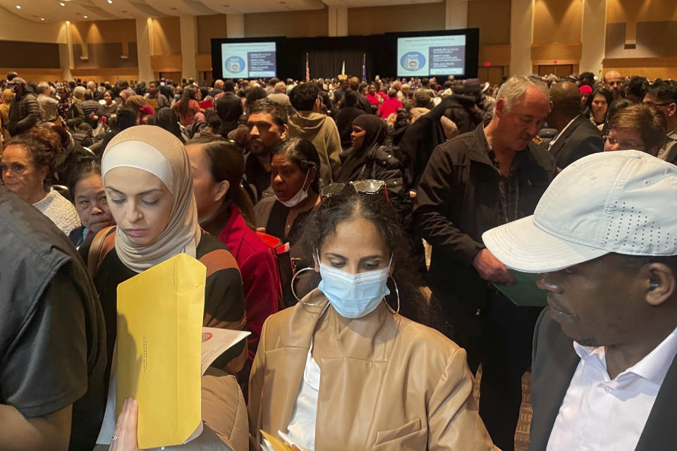 Cientos de personas reciben la ciudadanía estadounidense durante una ceremonia de obtención de la nacionalidad en un centro de convenciones en St. Paul, Minnesota, el 9 de marzo de 2023. Se está actualizando el examen de ciudadanía estadounidense y algunos inmigrantes y defensores de los derechos humanos temen que los cambios perjudiquen a los aspirantes con menor nivel de inglés. El examen es uno de los pasos finales hacia la obtención de la ciudadanía... un proceso de meses de duración que requiere una residencia legal permanente durante años antes de solicitarla. (AP Foto/Trisha Ahmed)