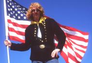 <p>Fußballer mit Bart - lange Zeit hatten sie Seltenheitswert. Alexi Lalas stach bei der USA-WM 1994 umso deutlicher hervor. Die Buffalo-Bill-Gedächtnis-Optik verleitete den Fotografen hier zu süßer Nordstaaten-Nostalgie. Der US-Verteidiger ging übrigens auch auf dem Platz durchaus wehrhaft zur Sache. (Bild: Gary M. Prior/ALLSPORT)</p> 