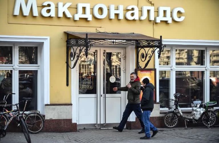 McDonald’s suspensió las actividades de los 847 restaurantes que tiene en Rusia