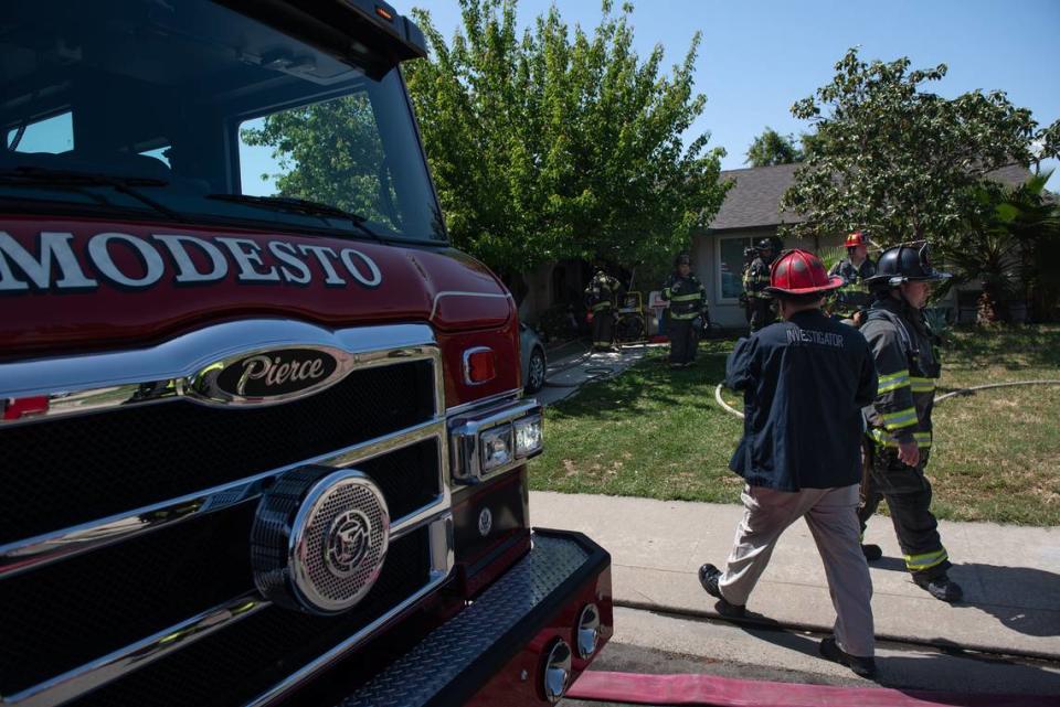 Bomberos de Modesto responden al incendio de una casa en abril de 2022.