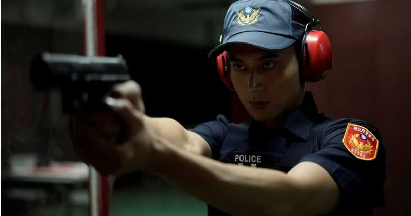 劉冠廷為了飾演警察做射擊特訓。（圖／ CATCHPLAY ）  