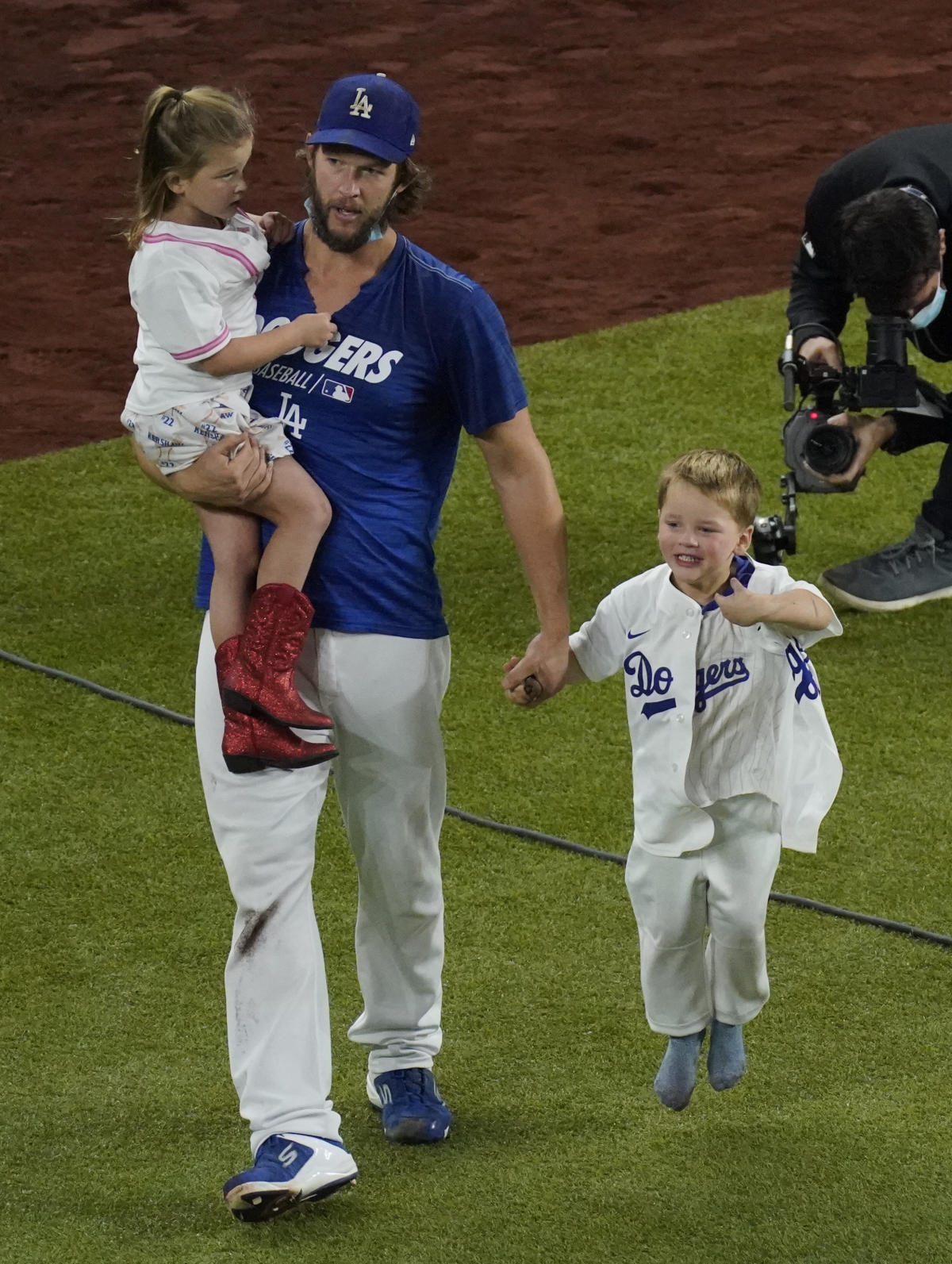 Clayton Kershaw wins Roberto Clemente Award - NBC Sports