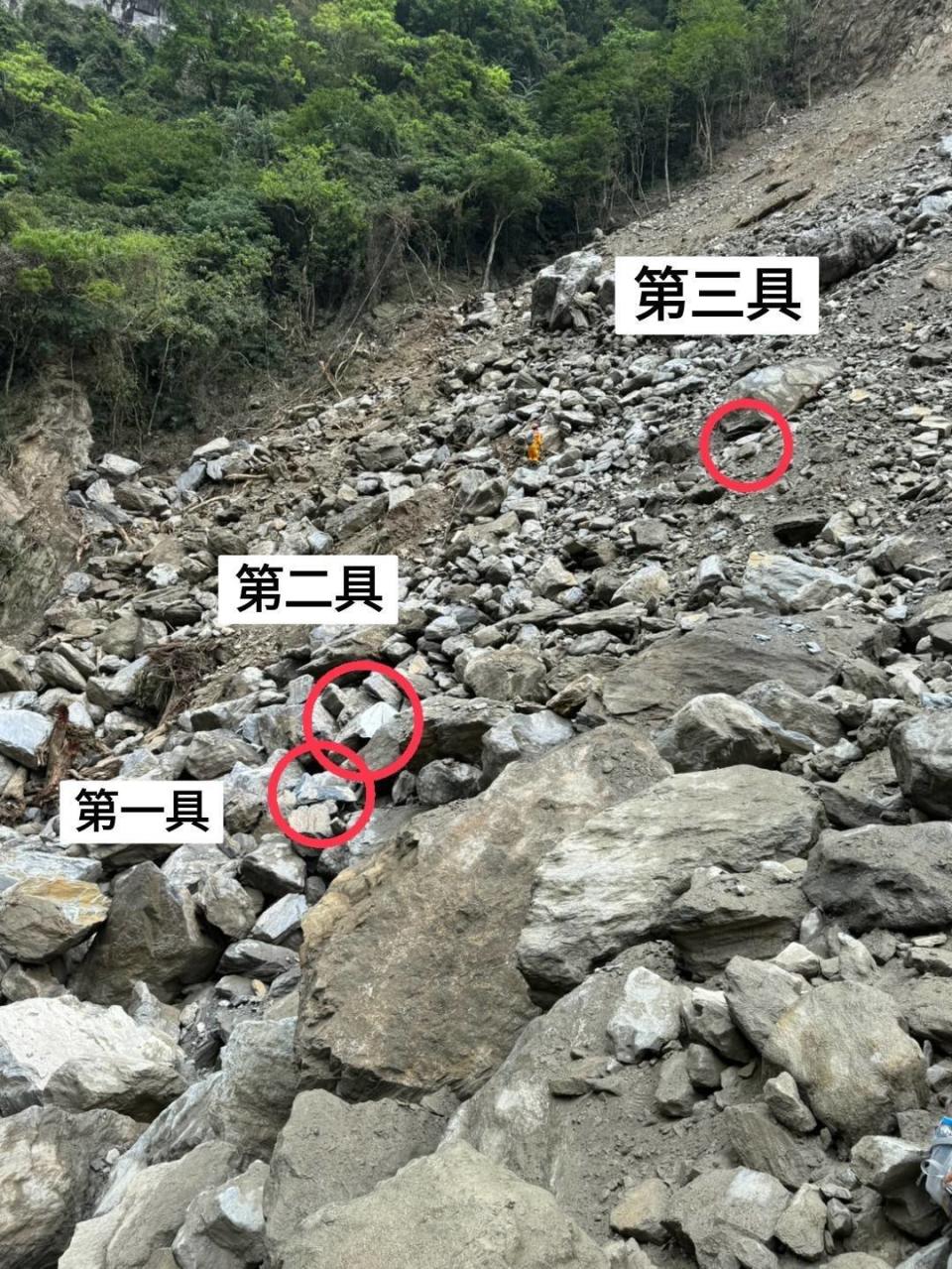 花蓮地震多人死傷，警消執行砂卡礑步道搜救行動，5日發現2具遺體，6日發現第3具遺體，位置距離並不遠。（圖／花蓮消防局提供）